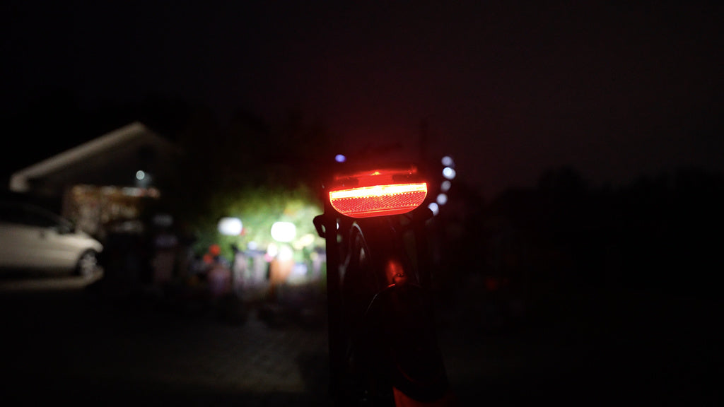 rear-light-of-the-e-bike-at-night