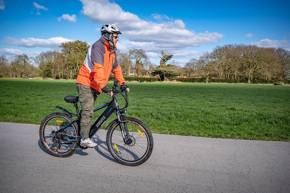 Signals You Should Know When Riding E-Bikes