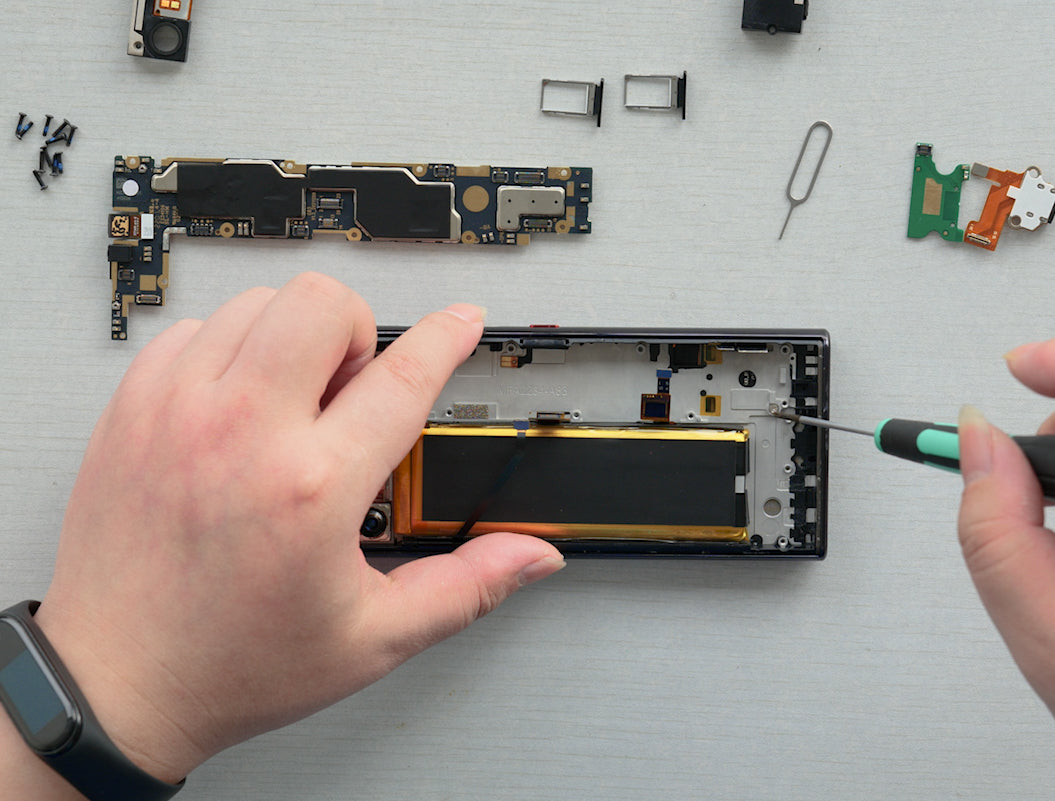 Titan Slim Slim</i> Touchscreen and LCD Assembly Replacement Step 11