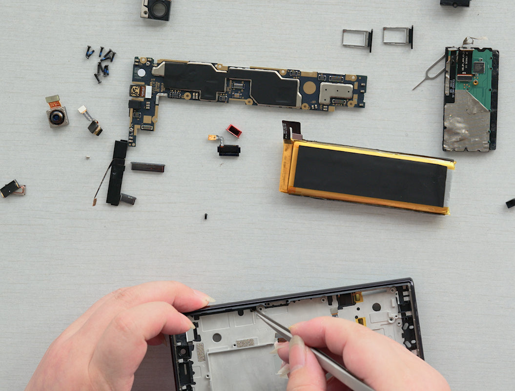 Titan Slim Slim</i> Touchscreen and LCD Assembly Replacement Step 17