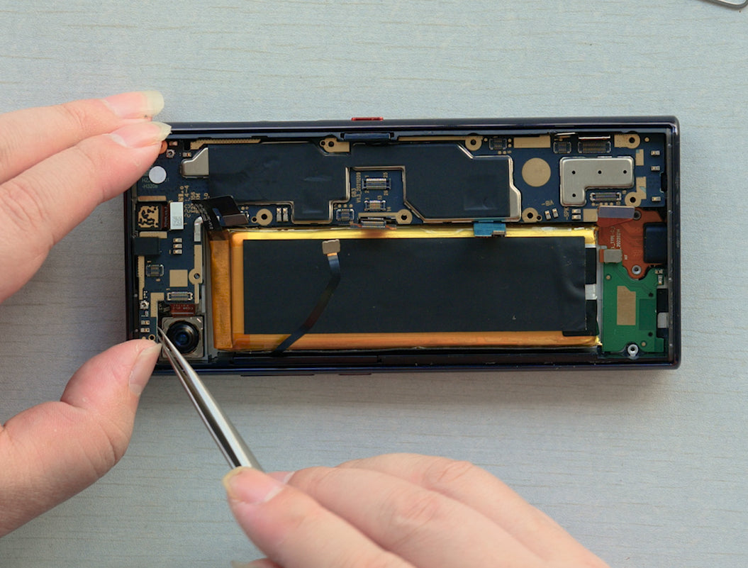 Titan Slim Slim</i> Touchscreen and LCD Assembly Replacement Step 28