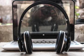 headphones-and-laptop