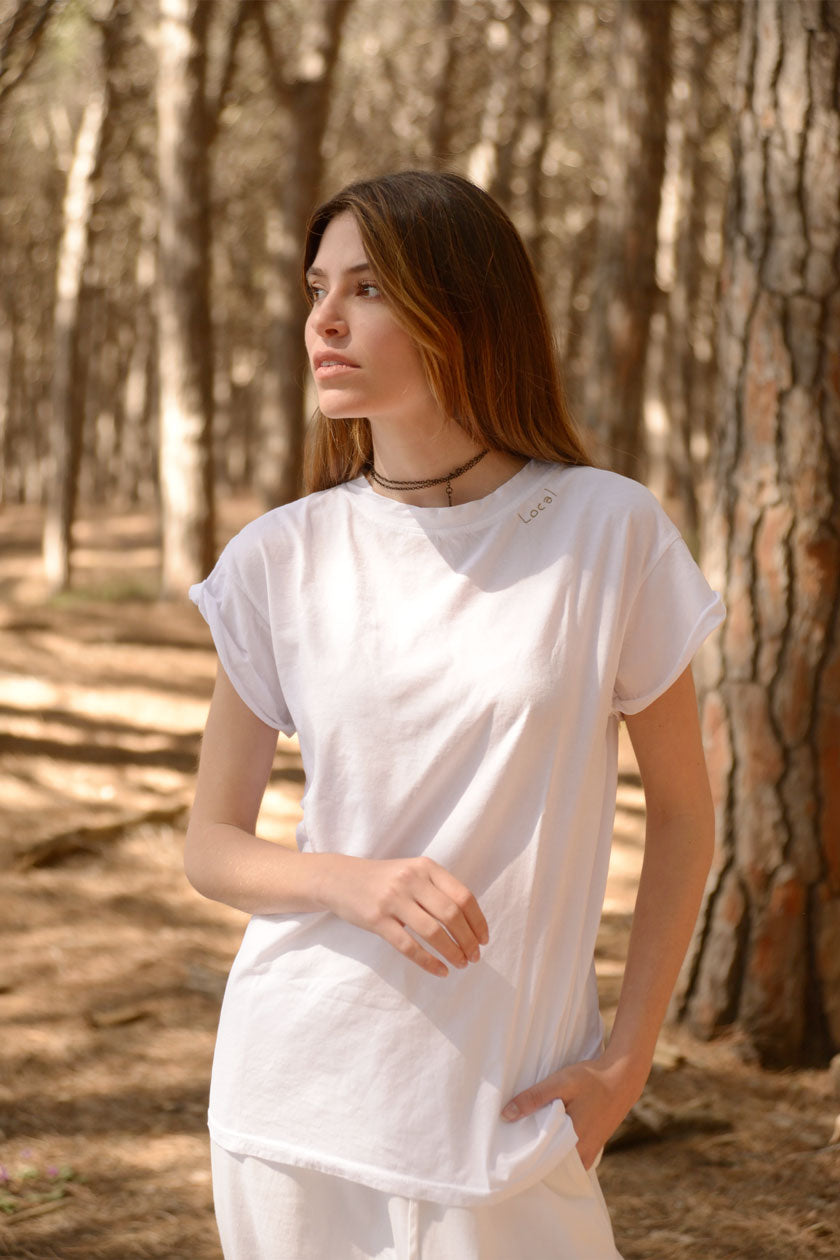 Greta la t-shirt in cotone organico ricamata a mano di Local Apparel