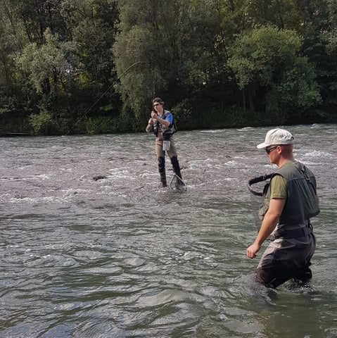 bobsflies matteo beim guiding fliegenfischen fluss bachforelle jungfischer fly fishing schweiz graubünden 