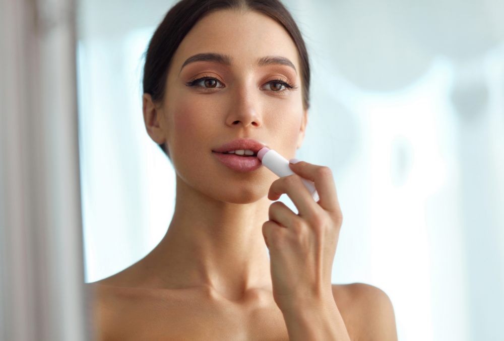 8 Makeup Hacks To Make Your Lips Look Bigger Lique Cosmetics