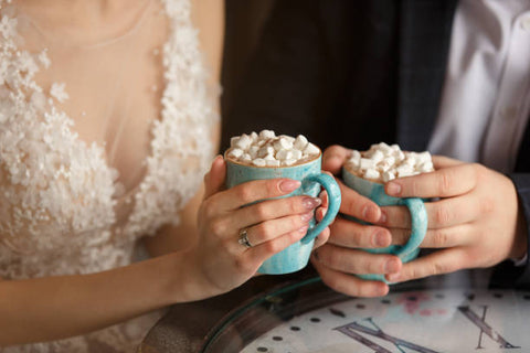 winter wedding hot chocolate marshmallow food decor ideas