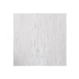 Grote wit marmeren vloertegel van Furnified voor een kleine badkamer.ALT