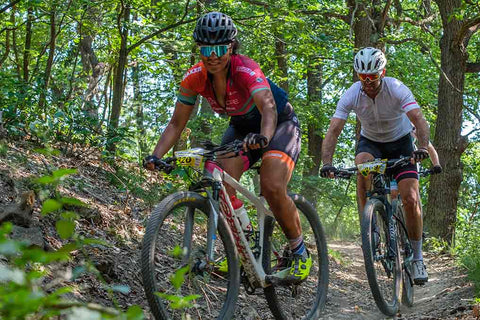 Die Radfahrerin Lelia König fährt Mountainbike im Wald.