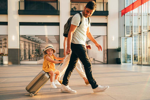 Ein Vater mit Kind im Flughafen.