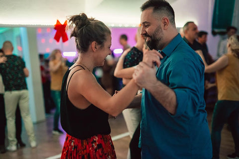 Ein Mann und eine Frau üben in einem Tanzkurs einen Standardtanz.