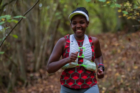 Die Extremsportlerin Purity Jenninger beim Laufen durch einen Herbstwald.