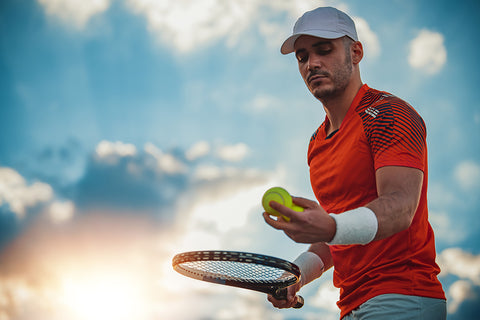 Ein Mann beim Tennisspielen, kurz vor dem Aufschlag.