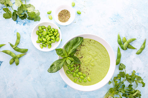 Edamame macht aus der klassischen Erbsensuppe eine proteinreiche Mahlzeit für Sportler:innen.