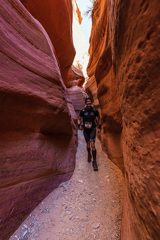 Ultraläufer Sascha Gramm marschiert durch einen engen Slot Canyon.