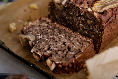 Ein saftiges, aufgeschnittenes Bananenbrot.