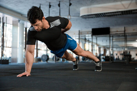 Einarmige Liegestütze sind Push-ups für alle, die nach einer echten Herausforderung suchen.