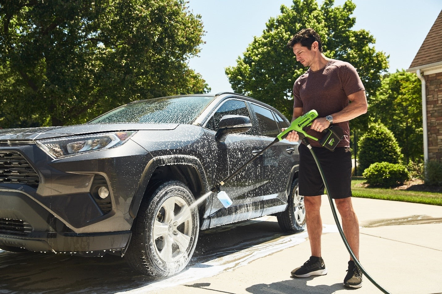 pressure-washer-to-clean-car