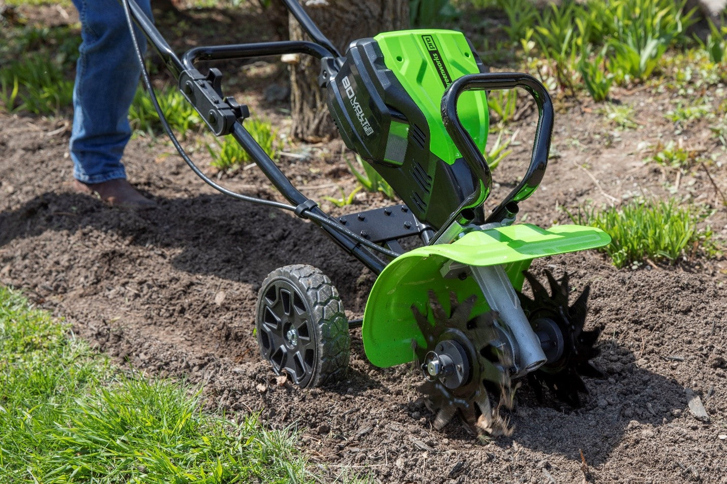 utiliser un cultivateur alimenté par batterie dans un jardin