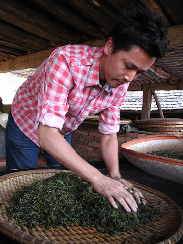 Rou Nian - Rolling the leaves to mix the leaf juices