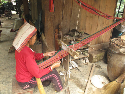 Weaving Jinuo fabric on a traditional shuttle loom