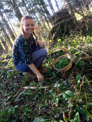 Ich beim Bärlauchpflücken im Wald