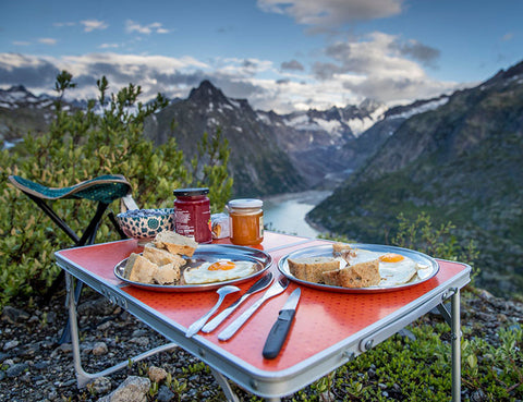 Campingtisch in den Bergen