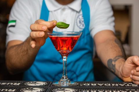 Barkeeper dekoriert einen Cocktail