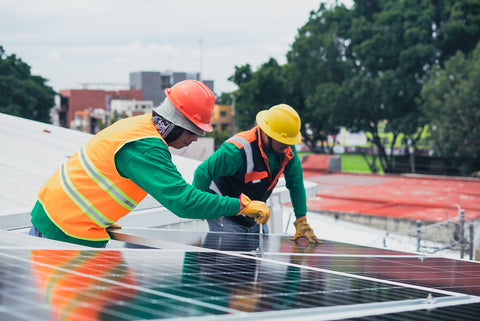 Bauunternehmen, die Solarmodule installieren