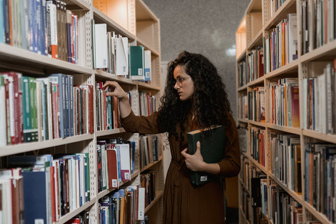 Mädchen in der Bibliothek