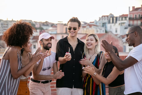 freunde feiern geburtstag auf der dachterrasse