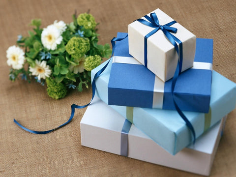 gestapelt blau gefärbt geschenk boxen