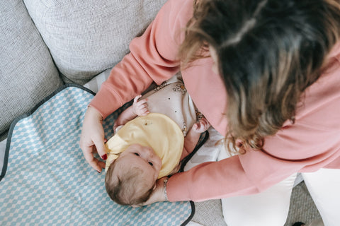 mama hält neugeborenes