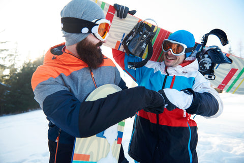 zwei männliche Snowboarder