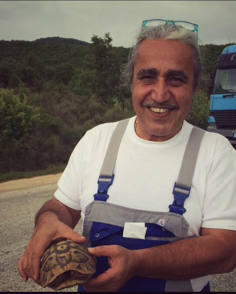 Aimilios Dimitriadis im Blaumann mit Schildkröte