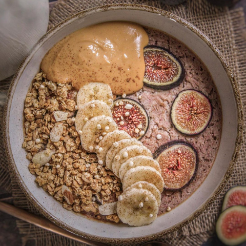 Baked oats with banana, strawberry and figs