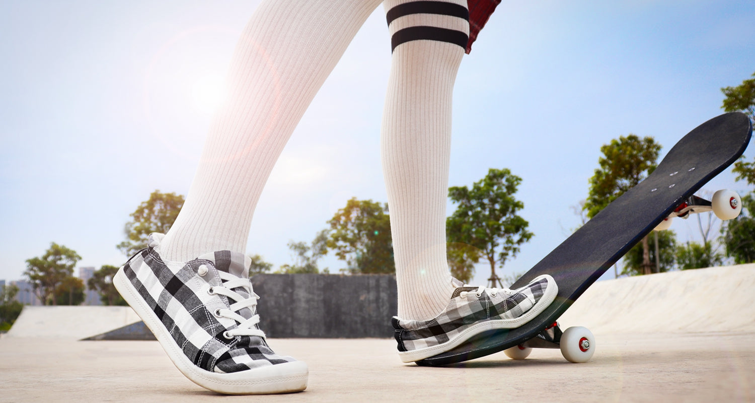 stq-elees-series-women-skateboarding-in-canvas-shoes