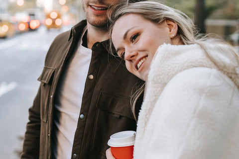 pareja tomando cafe