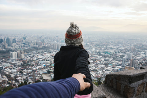 pareja tomándose de las manos