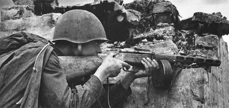 Un soldado soviético usando el PPSH-41