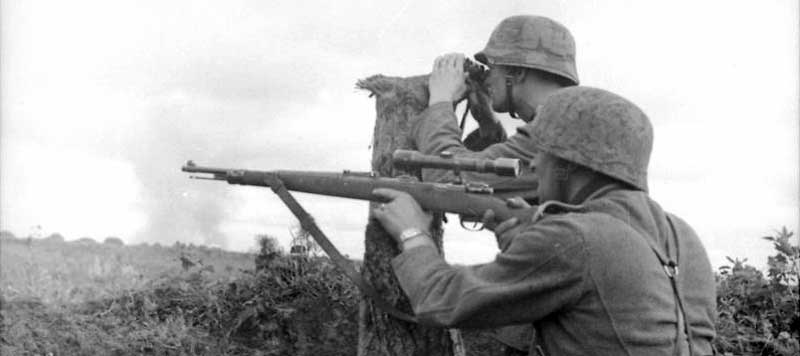 Ein deutscher Scharfschütze und Späher mit einem Mauser Kar 98