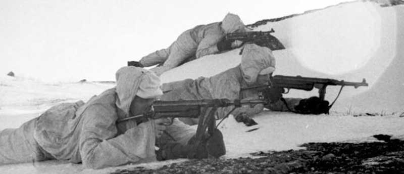 3 deutsche Soldaten mit MP40, Winter 2. Weltkrieg irgendwo in Nordeuropa