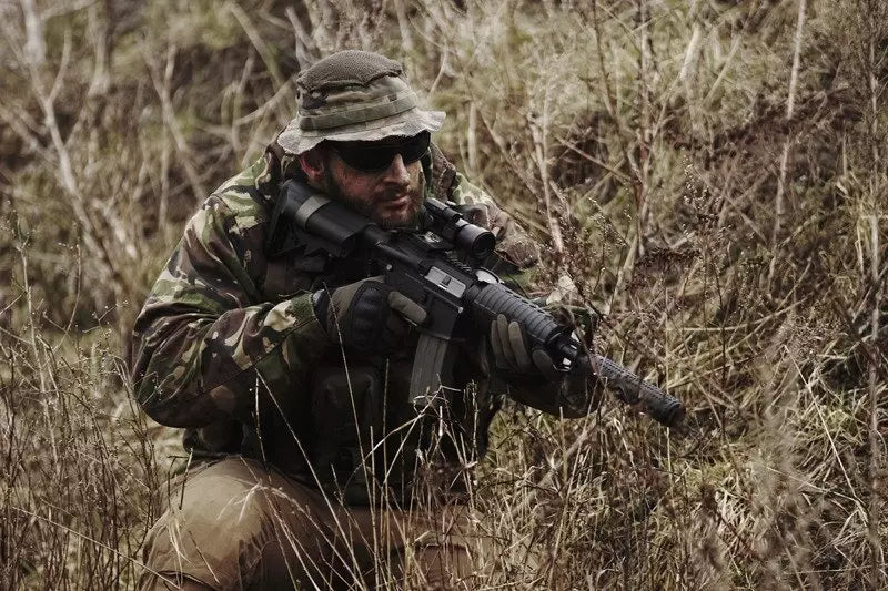 Un joueur sur le terrain avec des bras SAC02 Core specna