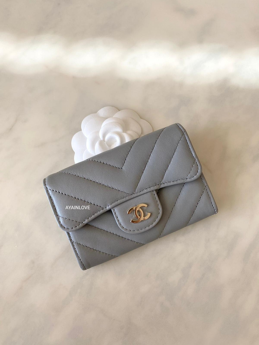 CHANEL 21K Iridescent Pink Calf Skin Flat Card Holder Silver Hardware –  AYAINLOVE CURATED LUXURIES