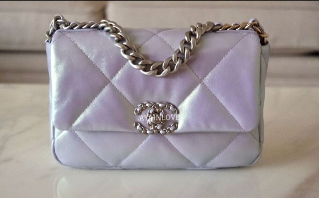 CHANEL 22P Iridescent Light Purple Lamb Skin 19 Small Flap Bag Mixed H –  AYAINLOVE CURATED LUXURIES