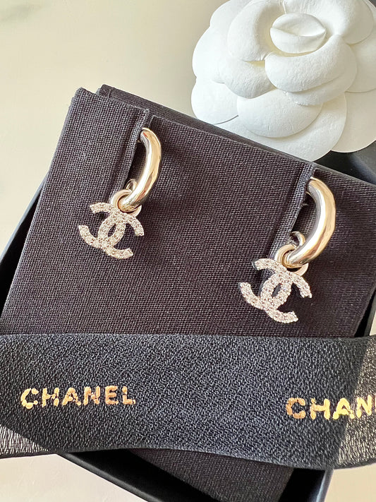 CHANEL Black Caviar Accordion Card Holder On Chain Gold Hardware