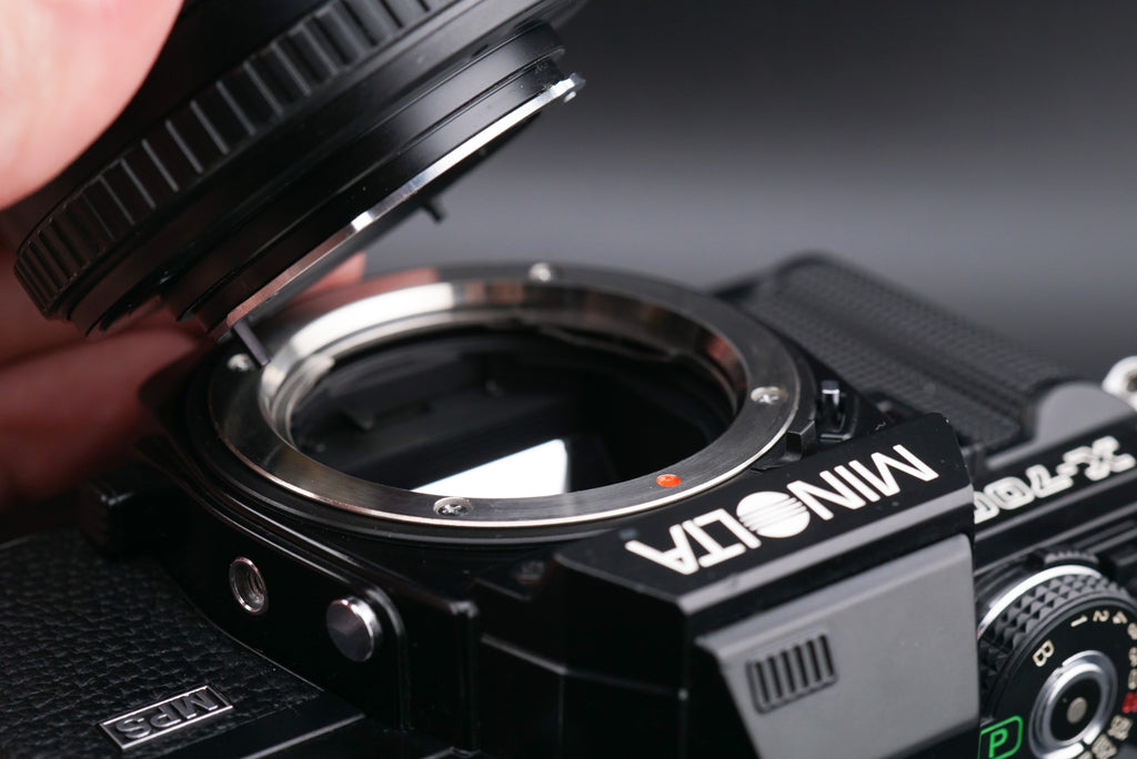 removing a lens from a Minolta X-700 camera body