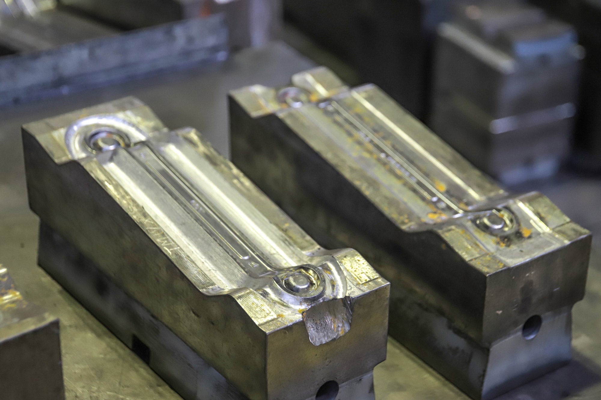 熱間ダイス鋼は耐摩耗性や不変形性に優れた素材