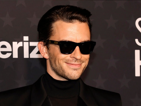 Jonathan Bailey wearing Oliver Peoples sunglasses at the Critics Choice Awards 2024