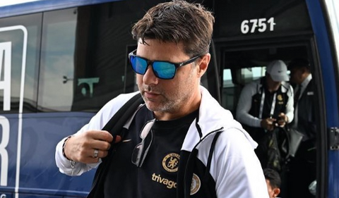 Chelsea FC manager Mauricio Pochettino wearing Nike sunglasses