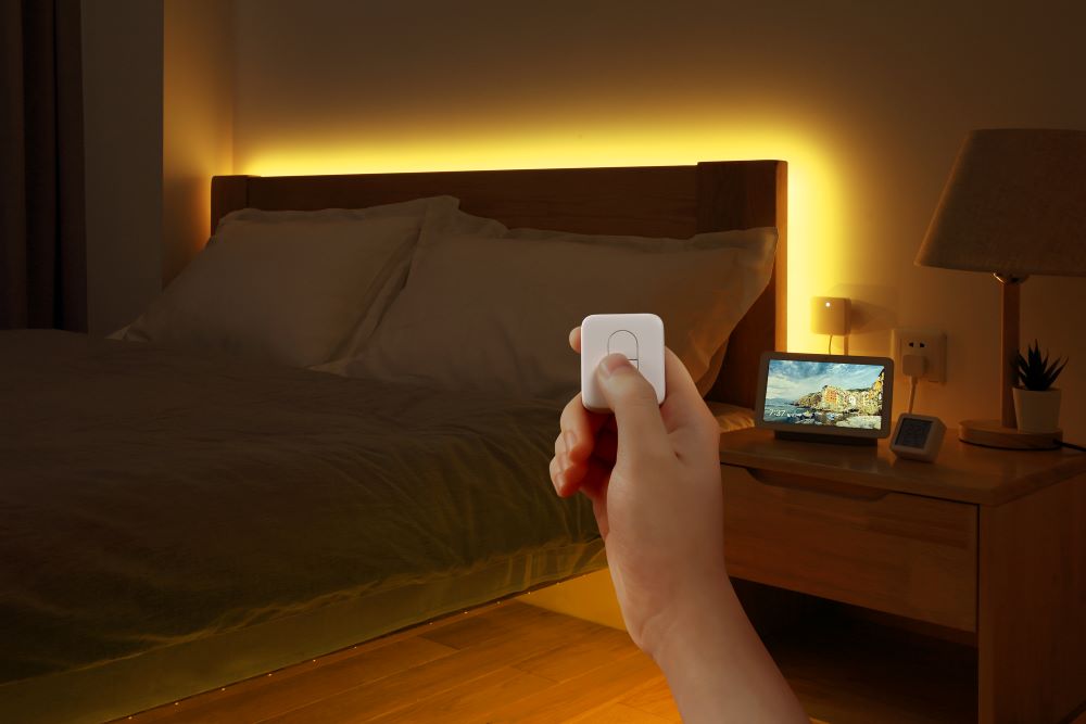 設置事例②：  ベッドの底板にセットして寝室の夜間照明に